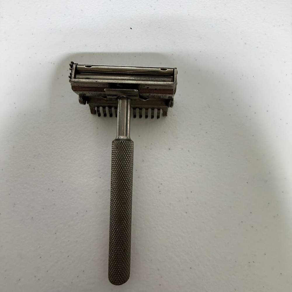 Vintage Gillette Safety Razor Silver Tone‎ Knurled Handle Shaving Tool